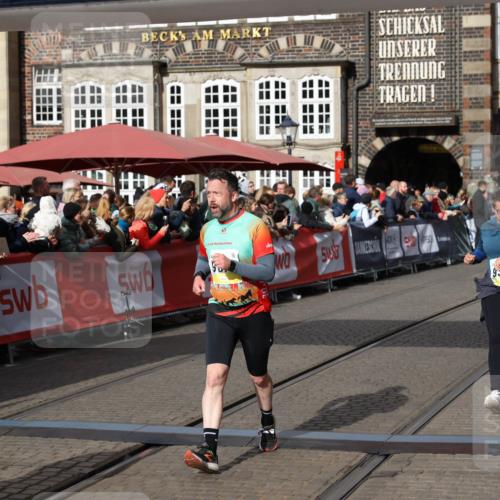 05.10.2025 - 20. swb-Marathon Bremen Yannick Fuchs http://msf.ph/oto/9225241 05.10.2025 10:59:57 Ziel 9378, 9473, 9673, 11582, 11720 meine-sportfotos.de