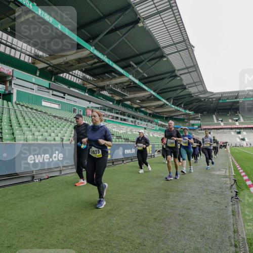 05.10.2025 - 20. swb-Marathon Bremen Michael Burmester http://msf.ph/oto/9225250 05.10.2025 10:39:18 Laufen im Stadion 7199, 7654, 7788, 7789, 7979, 8123, 9002, 9180, 9182, 9186, 9224, 9225, 9228, 9229, 9269, 9300, 9315, 9324, 9325, 9331, 9379, 9394, 9398, 9515, 9523, 9610, 9628, 9644, 9660, 9668, 9713, 9752, 9765, 9780, 9782, 9850, 9890, 9908, 9927, 9944, 9998, 10018, 10021, 10106, 10142, 10207, 10213, 10238, 10255, 10258, 10289, 10297, 10371, 10374, 10405, 10426, 10446, 10462, 10483, 10498, 10511, 10529, 10531, 10551, 10557, 10567, 10623, 10734, 10749, 10853, 9184 meine-sportfotos.de