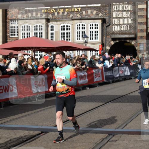 05.10.2025 - 20. swb-Marathon Bremen Yannick Fuchs http://msf.ph/oto/9225251 05.10.2025 10:59:57 Ziel 9378, 9473, 9673, 11582, 11720 meine-sportfotos.de