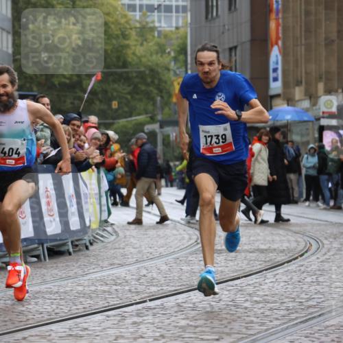 05.10.2025 - 20. swb-Marathon Bremen Strokosch-Dieckow http://msf.ph/oto/9225255 05.10.2025 12:17:49 Ziel 404, 1739 meine-sportfotos.de
