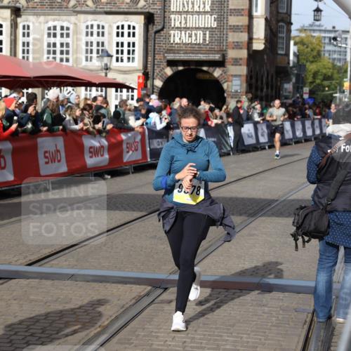 05.10.2025 - 20. swb-Marathon Bremen Yannick Fuchs http://msf.ph/oto/9225263 05.10.2025 10:59:58 Ziel 9378, 9473, 9673, 11582 meine-sportfotos.de