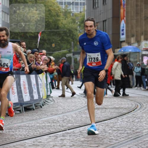 05.10.2025 - 20. swb-Marathon Bremen Strokosch-Dieckow http://msf.ph/oto/9225269 05.10.2025 12:17:49 Ziel 404, 1739 meine-sportfotos.de