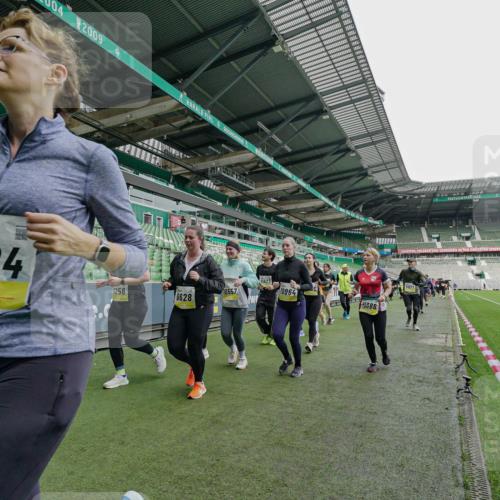 05.10.2025 - 20. swb-Marathon Bremen Michael Burmester http://msf.ph/oto/9225270 05.10.2025 10:39:21 Laufen im Stadion 7199, 7654, 7788, 7789, 7979, 8123, 9002, 9180, 9182, 9186, 9224, 9225, 9228, 9229, 9269, 9300, 9315, 9324, 9325, 9379, 9394, 9398, 9419, 9515, 9523, 9610, 9628, 9644, 9660, 9668, 9713, 9765, 9780, 9782, 9850, 9890, 9908, 9927, 9944, 9998, 10018, 10021, 10106, 10142, 10207, 10213, 10238, 10255, 10258, 10289, 10297, 10371, 10374, 10405, 10426, 10446, 10462, 10483, 10498, 10511, 10529, 10531, 10551, 10557, 10567, 10587, 10597, 10623, 10734, 10749, 10853, 9182, 9184 meine-sportfotos.de