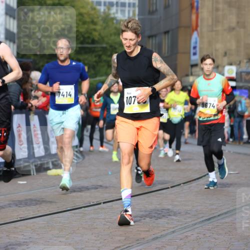 05.10.2025 - 20. swb-Marathon Bremen Strokosch-Dieckow http://msf.ph/oto/9225276 05.10.2025 10:48:45 Ziel 7414, 9261, 9482, 9674, 9729, 10047, 10799 meine-sportfotos.de