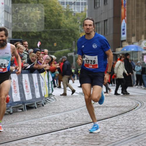 05.10.2025 - 20. swb-Marathon Bremen Strokosch-Dieckow http://msf.ph/oto/9225286 05.10.2025 12:17:49 Ziel 404, 1739 meine-sportfotos.de