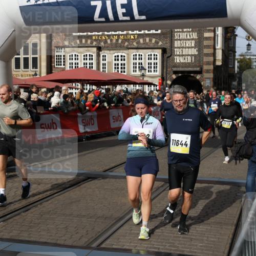 05.10.2025 - 20. swb-Marathon Bremen Yannick Fuchs http://msf.ph/oto/9225288 05.10.2025 11:00:06 Ziel 9005, 9381, 9604, 9612, 10290, 10291, 10311, 11444, 11639, 11644 meine-sportfotos.de