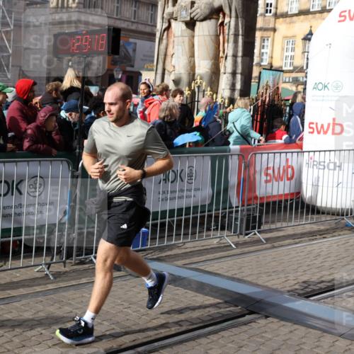 05.10.2025 - 20. swb-Marathon Bremen Yannick Fuchs http://msf.ph/oto/9225308 05.10.2025 11:00:07 Ziel 9005, 9381, 9604, 9612, 10290, 10291, 10311, 11266, 11444, 11639, 11644 meine-sportfotos.de