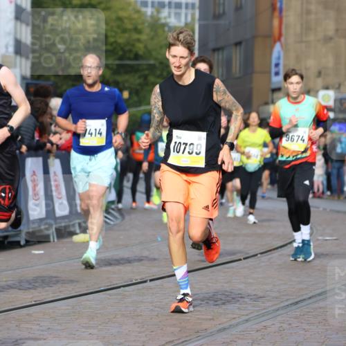 05.10.2025 - 20. swb-Marathon Bremen Strokosch-Dieckow http://msf.ph/oto/9225318 05.10.2025 10:48:45 Ziel 7414, 9261, 9482, 9674, 9729, 10047, 10799 meine-sportfotos.de