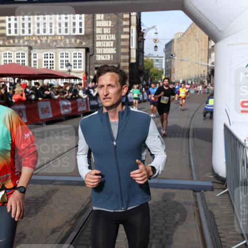 05.10.2025 - 20. swb-Marathon Bremen Yannick Fuchs http://msf.ph/oto/9225327 05.10.2025 10:56:45 Ziel 8118, 9547, 9886, 10008, 10042, 10971, 11100, 11260, 11475, 11691 meine-sportfotos.de