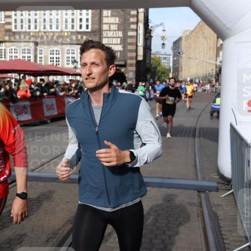 05.10.2025 - 20. swb-Marathon Bremen Yannick Fuchs http://msf.ph/oto/9225337 05.10.2025 10:56:45 Ziel 8118, 9547, 9886, 10008, 10042, 10971, 11100, 11260, 11475, 11691 meine-sportfotos.de