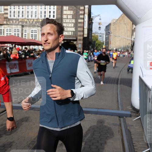 05.10.2025 - 20. swb-Marathon Bremen Yannick Fuchs http://msf.ph/oto/9225340 05.10.2025 10:56:45 Ziel 8118, 9547, 9886, 10008, 10042, 10971, 11100, 11260, 11475, 11691 meine-sportfotos.de