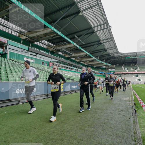 05.10.2025 - 20. swb-Marathon Bremen Michael Burmester http://msf.ph/oto/9225354 05.10.2025 10:39:38 Laufen im Stadion 7199, 7654, 7779, 7788, 7789, 7979, 8123, 9002, 9180, 9186, 9220, 9224, 9225, 9228, 9286, 9315, 9325, 9419, 9515, 9523, 9610, 9628, 9644, 9661, 9662, 9668, 9713, 9765, 9780, 9786, 9850, 9901, 9908, 9944, 9998, 10018, 10021, 10025, 10157, 10185, 10192, 10207, 10238, 10255, 10258, 10289, 10371, 10374, 10422, 10426, 10451, 10462, 10498, 10531, 10557, 10567, 10587, 10597, 10603, 10604, 10619, 10749, 9182, 9229, 9269, 9300, 9324, 9379, 9394 meine-sportfotos.de