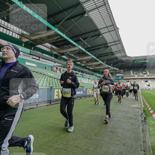 05.10.2025 - 20. swb-Marathon Bremen Michael Burmester http://msf.ph/oto/9225361 05.10.2025 10:39:40 Laufen im Stadion 7199, 7654, 7779, 7788, 7789, 7979, 9002, 9180, 9186, 9220, 9224, 9225, 9228, 9286, 9315, 9325, 9419, 9515, 9523, 9610, 9628, 9644, 9661, 9662, 9668, 9713, 9765, 9780, 9786, 9850, 9901, 9908, 9944, 9998, 10018, 10021, 10025, 10157, 10185, 10192, 10207, 10238, 10255, 10258, 10289, 10371, 10374, 10422, 10426, 10451, 10462, 10498, 10531, 10557, 10567, 10587, 10597, 10603, 10604, 10619, 10749, 9182, 9229, 9269, 9300, 9324, 9379, 9394 meine-sportfotos.de