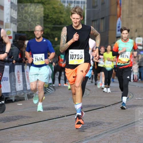 05.10.2025 - 20. swb-Marathon Bremen Strokosch-Dieckow http://msf.ph/oto/9225362 05.10.2025 10:48:45 Ziel 7414, 9261, 9482, 9674, 9729, 10047, 10799 meine-sportfotos.de