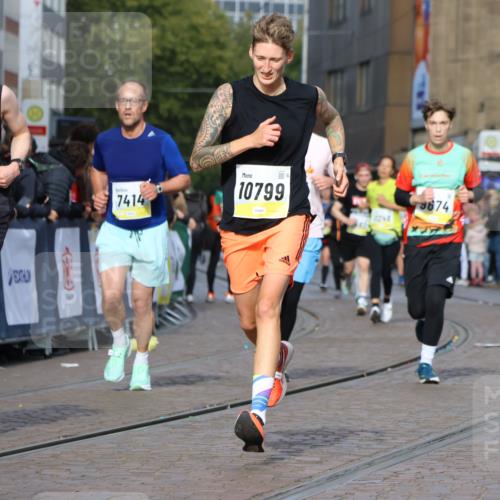 05.10.2025 - 20. swb-Marathon Bremen Strokosch-Dieckow http://msf.ph/oto/9225381 05.10.2025 10:48:45 Ziel 7414, 9261, 9482, 9674, 9729, 10047, 10799 meine-sportfotos.de