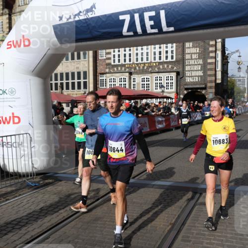 05.10.2025 - 20. swb-Marathon Bremen Yannick Fuchs http://msf.ph/oto/9225392 05.10.2025 10:56:51 Ziel 8118, 9188, 9266, 10059, 10644, 10683, 10845, 11426, 11475, 11734 meine-sportfotos.de