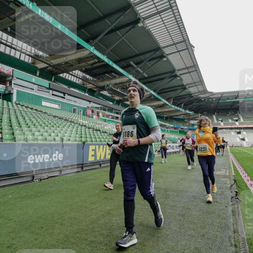 05.10.2025 - 20. swb-Marathon Bremen Michael Burmester http://msf.ph/oto/9225423 05.10.2025 10:39:53 Laufen im Stadion 7654, 7779, 7789, 7799, 7979, 9002, 9180, 9186, 9220, 9224, 9225, 9228, 9241, 9275, 9286, 9308, 9315, 9325, 9419, 9423, 9515, 9523, 9554, 9571, 9610, 9615, 9619, 9644, 9661, 9662, 9668, 9713, 9780, 9786, 9866, 9901, 9908, 9931, 9944, 9976, 10018, 10021, 10025, 10157, 10185, 10192, 10207, 10238, 10286, 10289, 10371, 10374, 10383, 10422, 10426, 10451, 10462, 10531, 10532, 10542, 10567, 10587, 10597, 10603, 10604, 10619, 10674, 10699, 10749, 9324, 9379 meine-sportfotos.de