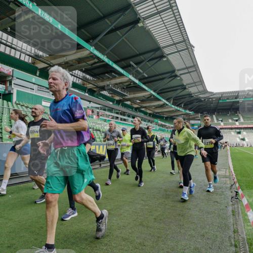 05.10.2025 - 20. swb-Marathon Bremen Michael Burmester http://msf.ph/oto/9225451 05.10.2025 10:39:59 Laufen im Stadion 7654, 7779, 7789, 7799, 7979, 9002, 9180, 9186, 9220, 9224, 9225, 9228, 9241, 9275, 9286, 9308, 9315, 9325, 9387, 9419, 9423, 9491, 9515, 9523, 9552, 9554, 9571, 9610, 9615, 9619, 9623, 9644, 9661, 9662, 9713, 9721, 9780, 9786, 9866, 9901, 9908, 9931, 9944, 9976, 10018, 10021, 10025, 10157, 10160, 10185, 10192, 10207, 10238, 10286, 10289, 10374, 10383, 10422, 10426, 10451, 10462, 10531, 10532, 10542, 10567, 10587, 10597, 10603, 10604, 10619, 10674, 10699, 10737, 10749 meine-sportfotos.de