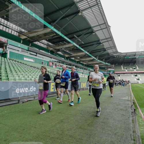 05.10.2025 - 20. swb-Marathon Bremen Michael Burmester http://msf.ph/oto/9225476 05.10.2025 10:40:05 Laufen im Stadion 7779, 7789, 7799, 7979, 9002, 9180, 9186, 9220, 9228, 9241, 9275, 9286, 9308, 9315, 9325, 9387, 9419, 9423, 9491, 9523, 9552, 9554, 9571, 9615, 9619, 9623, 9644, 9661, 9662, 9713, 9721, 9780, 9786, 9866, 9901, 9931, 9976, 10025, 10157, 10160, 10185, 10192, 10193, 10207, 10238, 10286, 10289, 10374, 10383, 10422, 10426, 10451, 10462, 10531, 10532, 10542, 10567, 10587, 10597, 10603, 10604, 10619, 10674, 10699, 10737, 10749, 11090, 11270, 7654, 9224 meine-sportfotos.de