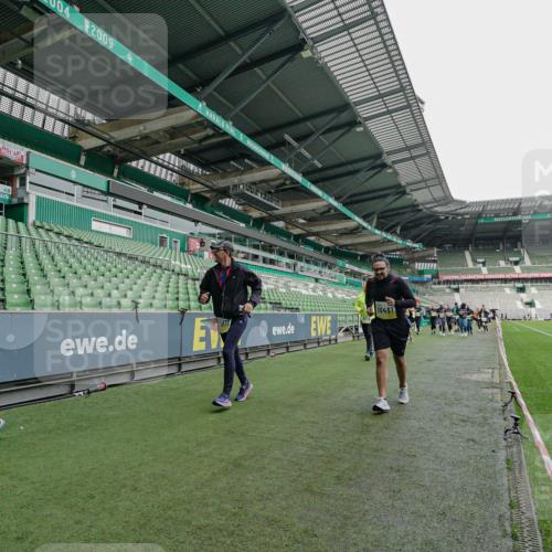 05.10.2025 - 20. swb-Marathon Bremen Michael Burmester http://msf.ph/oto/9225481 05.10.2025 10:40:07 Laufen im Stadion 7779, 7789, 7799, 7979, 9002, 9180, 9186, 9220, 9228, 9241, 9275, 9286, 9308, 9315, 9387, 9419, 9423, 9491, 9523, 9552, 9554, 9571, 9615, 9619, 9623, 9644, 9661, 9662, 9721, 9780, 9786, 9866, 9901, 9931, 9976, 10025, 10157, 10160, 10185, 10192, 10193, 10207, 10286, 10374, 10383, 10422, 10426, 10451, 10462, 10531, 10532, 10542, 10567, 10587, 10597, 10603, 10604, 10619, 10674, 10699, 10737, 10749, 11090, 11270, 7654, 9224 meine-sportfotos.de