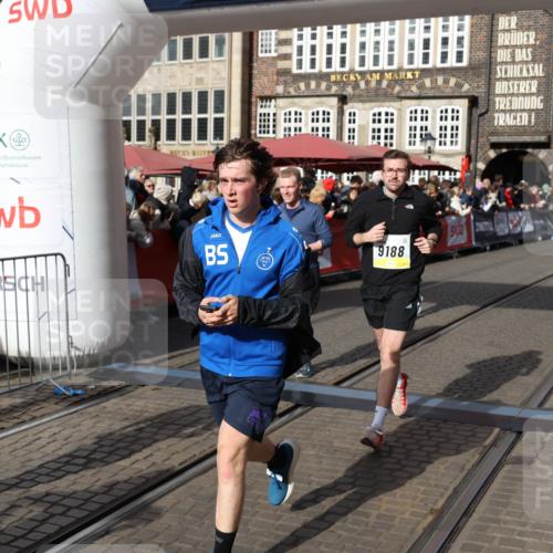 05.10.2025 - 20. swb-Marathon Bremen Yannick Fuchs http://msf.ph/oto/9225483 05.10.2025 10:56:55 Ziel 9188, 9266, 10059, 10145, 10644, 10683, 10845, 11426, 11675, 11734 meine-sportfotos.de