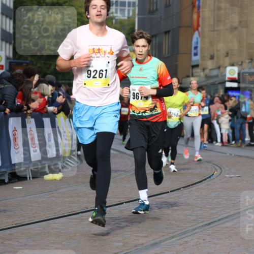 05.10.2025 - 20. swb-Marathon Bremen Strokosch-Dieckow http://msf.ph/oto/9225485 05.10.2025 10:48:47 Ziel 7414, 9255, 9261, 9482, 9674, 9729, 10047, 10799 meine-sportfotos.de