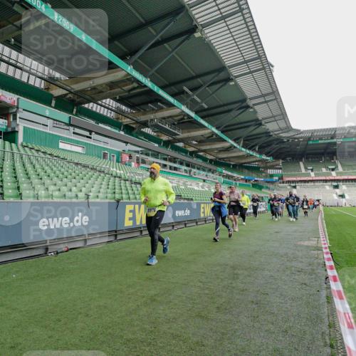 05.10.2025 - 20. swb-Marathon Bremen Michael Burmester http://msf.ph/oto/9225490 05.10.2025 10:40:09 Laufen im Stadion 7779, 7789, 7799, 7979, 9002, 9180, 9186, 9220, 9228, 9241, 9275, 9286, 9308, 9315, 9387, 9419, 9423, 9491, 9523, 9552, 9554, 9571, 9615, 9619, 9623, 9661, 9662, 9721, 9780, 9786, 9866, 9901, 9931, 9976, 10025, 10157, 10160, 10185, 10192, 10193, 10286, 10374, 10383, 10422, 10426, 10451, 10462, 10531, 10532, 10542, 10567, 10587, 10597, 10603, 10604, 10619, 10674, 10699, 10737, 10749, 11090, 11270, 7654, 9002, 9224 meine-sportfotos.de