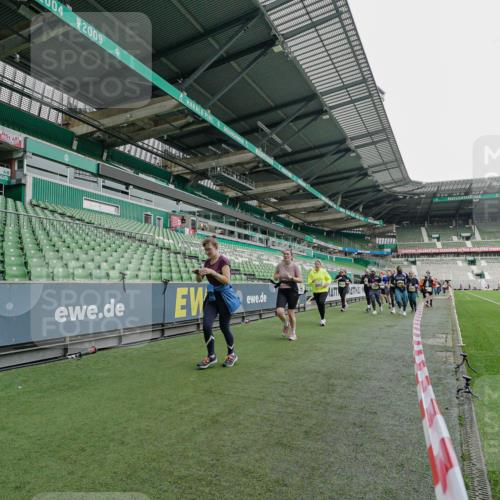 05.10.2025 - 20. swb-Marathon Bremen Michael Burmester http://msf.ph/oto/9225494 05.10.2025 10:40:10 Laufen im Stadion 7779, 7789, 7799, 7979, 9180, 9186, 9220, 9228, 9241, 9275, 9286, 9308, 9315, 9387, 9419, 9423, 9440, 9491, 9523, 9552, 9554, 9571, 9615, 9619, 9623, 9661, 9662, 9721, 9780, 9786, 9866, 9901, 9931, 9976, 10025, 10157, 10160, 10185, 10192, 10193, 10286, 10374, 10383, 10422, 10426, 10451, 10462, 10531, 10532, 10542, 10563, 10587, 10597, 10603, 10604, 10619, 10674, 10699, 10737, 10749, 11090, 11270, 7654, 7979, 9002, 9224 meine-sportfotos.de