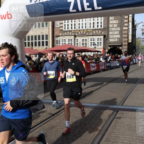 05.10.2025 - 20. swb-Marathon Bremen Yannick Fuchs http://msf.ph/oto/9225496 05.10.2025 10:56:55 Ziel 9188, 9266, 10059, 10145, 10644, 10683, 10845, 11426, 11675, 11734 meine-sportfotos.de