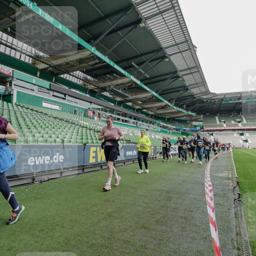 05.10.2025 - 20. swb-Marathon Bremen Michael Burmester http://msf.ph/oto/9225497 05.10.2025 10:40:12 Laufen im Stadion 7779, 7789, 7799, 9180, 9186, 9220, 9241, 9275, 9286, 9308, 9315, 9387, 9419, 9423, 9440, 9491, 9552, 9554, 9571, 9615, 9619, 9623, 9661, 9662, 9690, 9721, 9780, 9786, 9866, 9901, 9931, 9976, 10001, 10025, 10135, 10157, 10160, 10168, 10185, 10192, 10193, 10243, 10286, 10343, 10383, 10419, 10422, 10426, 10451, 10462, 10532, 10542, 10563, 10580, 10587, 10597, 10603, 10604, 10619, 10674, 10699, 10737, 11090, 11270, 7654, 7979, 9002, 9224 meine-sportfotos.de