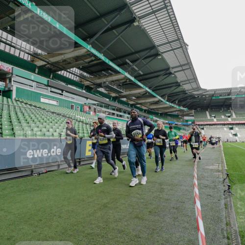 05.10.2025 - 20. swb-Marathon Bremen Michael Burmester http://msf.ph/oto/9225506 05.10.2025 10:40:15 Laufen im Stadion 7779, 7789, 7799, 9186, 9220, 9241, 9245, 9275, 9286, 9308, 9387, 9419, 9423, 9440, 9466, 9491, 9552, 9554, 9571, 9615, 9619, 9623, 9661, 9662, 9690, 9721, 9780, 9786, 9866, 9901, 9931, 9976, 10001, 10025, 10135, 10157, 10160, 10168, 10185, 10192, 10193, 10243, 10286, 10343, 10383, 10419, 10422, 10451, 10462, 10532, 10542, 10563, 10580, 10587, 10597, 10603, 10604, 10619, 10674, 10699, 10737, 11090, 11270, 7654, 7979, 9002, 9180, 9224 meine-sportfotos.de