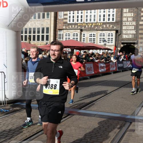 05.10.2025 - 20. swb-Marathon Bremen Yannick Fuchs http://msf.ph/oto/9225509 05.10.2025 10:56:55 Ziel 9188, 9266, 10059, 10145, 10644, 10683, 10845, 11426, 11675, 11734 meine-sportfotos.de