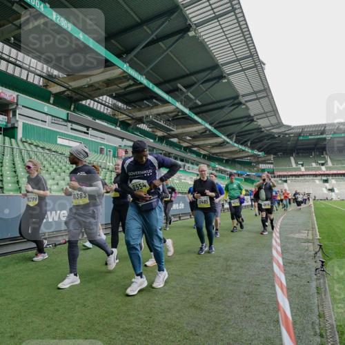05.10.2025 - 20. swb-Marathon Bremen Michael Burmester http://msf.ph/oto/9225510 05.10.2025 10:40:16 Laufen im Stadion 7779, 7789, 7799, 8111, 9186, 9220, 9241, 9245, 9275, 9286, 9308, 9321, 9387, 9419, 9423, 9440, 9466, 9491, 9552, 9554, 9571, 9615, 9619, 9623, 9661, 9662, 9690, 9721, 9780, 9786, 9866, 9901, 9931, 9976, 10001, 10025, 10135, 10157, 10160, 10168, 10185, 10192, 10193, 10243, 10286, 10343, 10383, 10419, 10422, 10451, 10462, 10532, 10542, 10563, 10580, 10587, 10597, 10603, 10604, 10619, 10674, 10699, 10737, 11090, 11270, 7654, 7979, 9002, 9180, 9224 meine-sportfotos.de