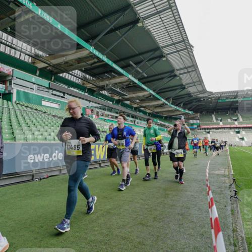 05.10.2025 - 20. swb-Marathon Bremen Michael Burmester http://msf.ph/oto/9225513 05.10.2025 10:40:17 Laufen im Stadion 7779, 7789, 7799, 8111, 9186, 9220, 9241, 9245, 9275, 9286, 9308, 9321, 9387, 9419, 9423, 9440, 9466, 9491, 9552, 9554, 9571, 9615, 9619, 9623, 9661, 9662, 9690, 9721, 9780, 9786, 9866, 9901, 9931, 9976, 10001, 10025, 10135, 10157, 10160, 10168, 10185, 10192, 10193, 10243, 10286, 10343, 10383, 10419, 10422, 10451, 10462, 10532, 10542, 10563, 10580, 10587, 10597, 10603, 10604, 10619, 10674, 10699, 10737, 11090, 11270, 7654, 7979, 9002, 9180, 9224 meine-sportfotos.de