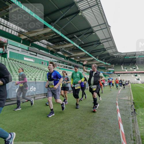 05.10.2025 - 20. swb-Marathon Bremen Michael Burmester http://msf.ph/oto/9225517 05.10.2025 10:40:18 Laufen im Stadion 7779, 7789, 7799, 8111, 9186, 9220, 9241, 9245, 9275, 9286, 9308, 9321, 9387, 9419, 9423, 9440, 9466, 9491, 9552, 9554, 9571, 9615, 9619, 9623, 9661, 9662, 9690, 9712, 9721, 9780, 9786, 9866, 9901, 9931, 9976, 10001, 10025, 10081, 10135, 10157, 10160, 10168, 10185, 10192, 10193, 10243, 10286, 10343, 10383, 10419, 10422, 10451, 10532, 10542, 10563, 10580, 10587, 10597, 10603, 10604, 10619, 10674, 10699, 10737, 11090, 11270, 7654, 7789, 7979, 9002, 9180, 9186, 9224 meine-sportfotos.de