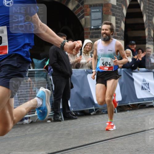 05.10.2025 - 20. swb-Marathon Bremen Strokosch-Dieckow http://msf.ph/oto/9225518 05.10.2025 12:17:51 Ziel 404, 1739 meine-sportfotos.de
