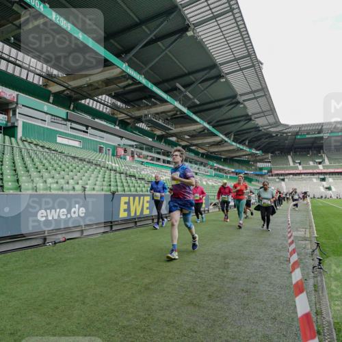 05.10.2025 - 20. swb-Marathon Bremen Michael Burmester http://msf.ph/oto/9225528 05.10.2025 10:40:22 Laufen im Stadion 7779, 7799, 8111, 9205, 9220, 9241, 9245, 9275, 9286, 9308, 9321, 9387, 9423, 9440, 9466, 9491, 9552, 9554, 9571, 9615, 9619, 9623, 9661, 9662, 9690, 9712, 9721, 9786, 9866, 9901, 9931, 9976, 10001, 10025, 10081, 10135, 10157, 10160, 10168, 10185, 10192, 10193, 10243, 10286, 10343, 10383, 10419, 10422, 10451, 10532, 10542, 10563, 10580, 10603, 10604, 10619, 10674, 10699, 10737, 11090, 11270, 7654, 7789, 7979, 9002, 9180, 9186, 9224, 9419, 11044 meine-sportfotos.de