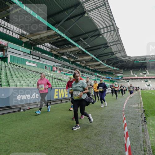 05.10.2025 - 20. swb-Marathon Bremen Michael Burmester http://msf.ph/oto/9225540 05.10.2025 10:40:25 Laufen im Stadion 7779, 7799, 8111, 9205, 9220, 9241, 9245, 9275, 9286, 9308, 9321, 9387, 9423, 9440, 9466, 9491, 9552, 9554, 9571, 9615, 9619, 9623, 9661, 9662, 9690, 9712, 9721, 9786, 9804, 9866, 9901, 9931, 9942, 9976, 10001, 10058, 10081, 10135, 10157, 10160, 10168, 10185, 10192, 10193, 10243, 10286, 10343, 10383, 10419, 10422, 10451, 10532, 10542, 10563, 10580, 10603, 10604, 10619, 10674, 10699, 10737, 11090, 11270, 7779, 7789, 7979, 9002, 9180, 9186, 9419, 11044 meine-sportfotos.de