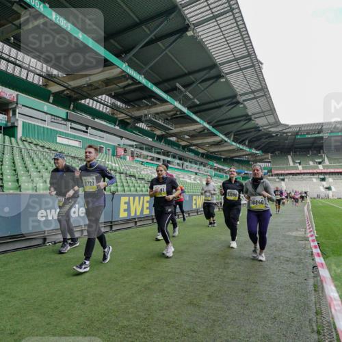 05.10.2025 - 20. swb-Marathon Bremen Michael Burmester http://msf.ph/oto/9225565 05.10.2025 10:40:31 Laufen im Stadion 7799, 8111, 9205, 9220, 9241, 9245, 9275, 9286, 9308, 9321, 9387, 9423, 9438, 9440, 9466, 9483, 9491, 9552, 9554, 9571, 9615, 9619, 9623, 9662, 9690, 9712, 9721, 9804, 9853, 9866, 9892, 9901, 9931, 9942, 9976, 10001, 10037, 10058, 10081, 10135, 10157, 10160, 10168, 10193, 10243, 10286, 10343, 10383, 10419, 10422, 10451, 10532, 10542, 10563, 10580, 10603, 10604, 10619, 10674, 10699, 10737, 11090, 11270, 7779, 7789, 9180, 9186, 9419, 9661, 9662, 11044 meine-sportfotos.de