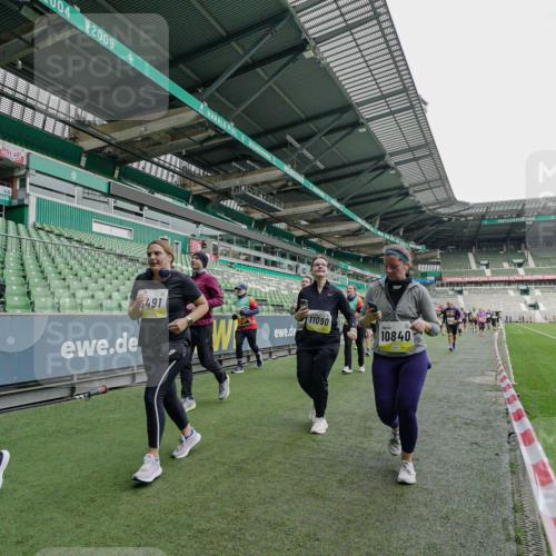 05.10.2025 - 20. swb-Marathon Bremen Michael Burmester http://msf.ph/oto/9225568 05.10.2025 10:40:32 Laufen im Stadion 7799, 8111, 9205, 9220, 9241, 9245, 9275, 9286, 9308, 9321, 9353, 9387, 9423, 9438, 9440, 9466, 9483, 9491, 9552, 9554, 9571, 9615, 9619, 9623, 9690, 9702, 9712, 9721, 9804, 9853, 9866, 9877, 9892, 9901, 9931, 9942, 9976, 10001, 10037, 10058, 10081, 10135, 10157, 10160, 10168, 10193, 10243, 10286, 10343, 10383, 10419, 10422, 10451, 10532, 10542, 10563, 10580, 10619, 10674, 10699, 10737, 11090, 11270, 7779, 7789, 9180, 9186, 9286, 9419, 9661, 9662, 11044 meine-sportfotos.de