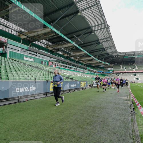 05.10.2025 - 20. swb-Marathon Bremen Michael Burmester http://msf.ph/oto/9225586 05.10.2025 10:40:38 Laufen im Stadion 7706, 7799, 8111, 9001, 9205, 9241, 9245, 9275, 9308, 9321, 9334, 9353, 9387, 9423, 9438, 9440, 9446, 9466, 9483, 9491, 9537, 9552, 9554, 9571, 9615, 9619, 9623, 9690, 9702, 9712, 9721, 9804, 9853, 9866, 9877, 9892, 9931, 9942, 9976, 10001, 10037, 10058, 10081, 10100, 10101, 10135, 10160, 10168, 10193, 10243, 10286, 10343, 10383, 10419, 10532, 10542, 10563, 10580, 10619, 10674, 10699, 10737, 11090, 11270, 7779, 7789, 9186, 9220, 9286, 9419, 9661, 9662, 11044 meine-sportfotos.de