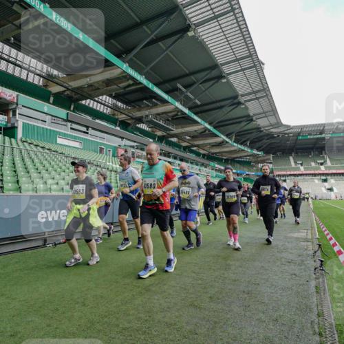 05.10.2025 - 20. swb-Marathon Bremen Michael Burmester http://msf.ph/oto/9225592 05.10.2025 10:40:45 Laufen im Stadion 7706, 7799, 8111, 9001, 9178, 9191, 9205, 9245, 9275, 9306, 9308, 9321, 9334, 9353, 9355, 9387, 9423, 9438, 9440, 9446, 9466, 9483, 9491, 9530, 9537, 9552, 9605, 9615, 9617, 9619, 9623, 9690, 9702, 9712, 9721, 9764, 9804, 9853, 9866, 9877, 9892, 9942, 10001, 10037, 10058, 10081, 10100, 10101, 10135, 10160, 10168, 10193, 10243, 10343, 10419, 10542, 10550, 10563, 10580, 10674, 10699, 10737, 11090, 11270, 7779, 9220, 9241, 9286, 9554, 9571, 9619, 9661, 9662, 9931 meine-sportfotos.de