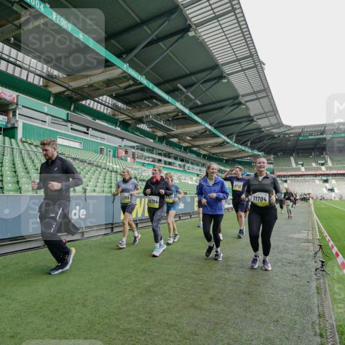 05.10.2025 - 20. swb-Marathon Bremen Michael Burmester http://msf.ph/oto/9225604 05.10.2025 10:40:48 Laufen im Stadion 7706, 7799, 8111, 9001, 9178, 9191, 9205, 9217, 9245, 9275, 9306, 9308, 9321, 9334, 9353, 9355, 9387, 9423, 9438, 9440, 9446, 9466, 9483, 9491, 9530, 9537, 9552, 9589, 9605, 9615, 9617, 9623, 9685, 9690, 9702, 9712, 9721, 9764, 9804, 9853, 9866, 9877, 9892, 9942, 10001, 10037, 10058, 10081, 10100, 10101, 10135, 10160, 10168, 10193, 10243, 10343, 10419, 10550, 10563, 10580, 10674, 10699, 10737, 11090, 11270, 9220, 9241, 9286, 9554, 9571, 9619, 9661, 9662, 9931 meine-sportfotos.de