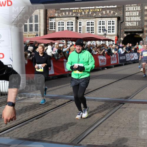 05.10.2025 - 20. swb-Marathon Bremen Yannick Fuchs http://msf.ph/oto/9225609 05.10.2025 11:00:16 Ziel 7621, 9603, 9604, 9611, 9666, 10138, 10345, 10489, 10572, 10889, 11026, 11125, 11266, 11600, 11713 meine-sportfotos.de