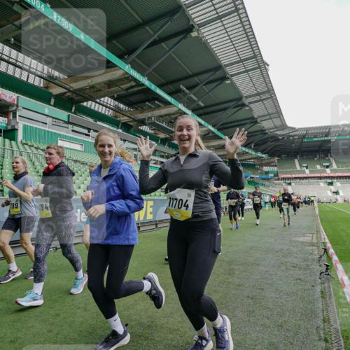 05.10.2025 - 20. swb-Marathon Bremen Michael Burmester http://msf.ph/oto/9225611 05.10.2025 10:40:49 Laufen im Stadion 7706, 7799, 8111, 9001, 9178, 9191, 9205, 9217, 9245, 9275, 9306, 9308, 9321, 9334, 9353, 9355, 9387, 9423, 9438, 9440, 9446, 9466, 9483, 9491, 9530, 9537, 9552, 9589, 9605, 9615, 9617, 9623, 9685, 9690, 9702, 9712, 9721, 9764, 9804, 9853, 9866, 9877, 9892, 9942, 10001, 10037, 10058, 10081, 10100, 10101, 10135, 10160, 10168, 10193, 10235, 10243, 10343, 10419, 10550, 10563, 10580, 10674, 10699, 10737, 11090, 11270, 9220, 9241, 9286, 9554, 9571, 9619, 9662, 9931 meine-sportfotos.de