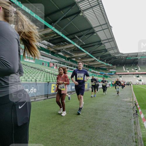 05.10.2025 - 20. swb-Marathon Bremen Michael Burmester http://msf.ph/oto/9225617 05.10.2025 10:40:49 Laufen im Stadion 7706, 7799, 8111, 9001, 9178, 9191, 9205, 9217, 9245, 9275, 9306, 9308, 9321, 9334, 9353, 9355, 9387, 9423, 9438, 9440, 9446, 9466, 9483, 9491, 9530, 9537, 9552, 9589, 9605, 9615, 9617, 9623, 9685, 9690, 9702, 9712, 9721, 9764, 9804, 9853, 9866, 9877, 9892, 9942, 10001, 10037, 10058, 10081, 10100, 10101, 10135, 10160, 10168, 10193, 10235, 10243, 10343, 10419, 10550, 10563, 10580, 10674, 10699, 10737, 11090, 11270, 9220, 9241, 9286, 9554, 9571, 9619, 9662, 9931 meine-sportfotos.de