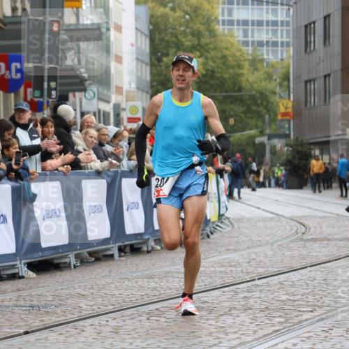 05.10.2025 - 20. swb-Marathon Bremen Strokosch-Dieckow http://msf.ph/oto/9225626 05.10.2025 12:19:10 Ziel 2049 meine-sportfotos.de
