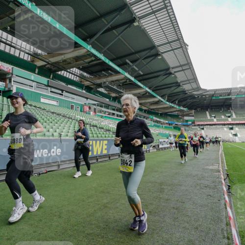 05.10.2025 - 20. swb-Marathon Bremen Michael Burmester http://msf.ph/oto/9225633 05.10.2025 10:40:53 Laufen im Stadion 7706, 8111, 9001, 9178, 9191, 9205, 9217, 9245, 9306, 9308, 9321, 9334, 9353, 9355, 9387, 9423, 9438, 9440, 9446, 9466, 9483, 9491, 9530, 9537, 9552, 9589, 9599, 9605, 9617, 9623, 9685, 9690, 9702, 9712, 9721, 9757, 9764, 9774, 9804, 9853, 9874, 9877, 9892, 9942, 10001, 10037, 10058, 10081, 10100, 10101, 10135, 10160, 10168, 10193, 10235, 10236, 10243, 10343, 10419, 10458, 10550, 10563, 10580, 10585, 10632, 10737, 11090, 11270, 7799, 9220, 9241, 9554, 9571, 9619, 9931 meine-sportfotos.de