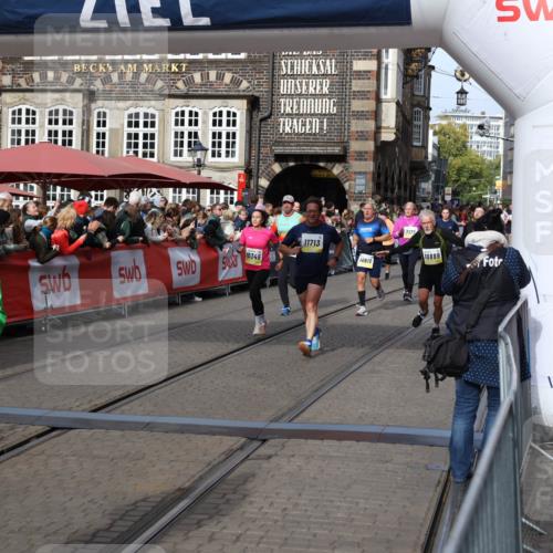 05.10.2025 - 20. swb-Marathon Bremen Yannick Fuchs http://msf.ph/oto/9225641 05.10.2025 11:00:17 Ziel 7177, 7621, 9603, 9611, 9666, 9672, 10138, 10345, 10489, 10572, 10889, 10919, 11026, 11050, 11125, 11266, 11600, 11713 meine-sportfotos.de