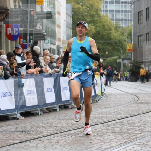 05.10.2025 - 20. swb-Marathon Bremen Strokosch-Dieckow http://msf.ph/oto/9225643 05.10.2025 12:19:10 Ziel 2049 meine-sportfotos.de
